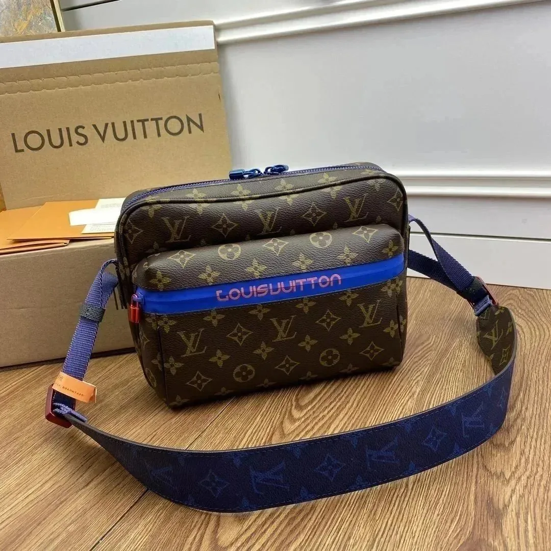 Retro Messenger Bag — QC