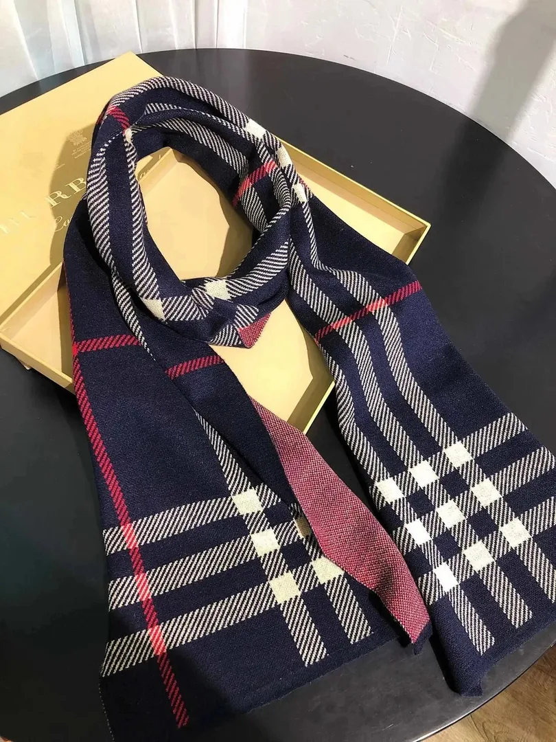 Double-Sided Cashmere Scarf — Photo 13