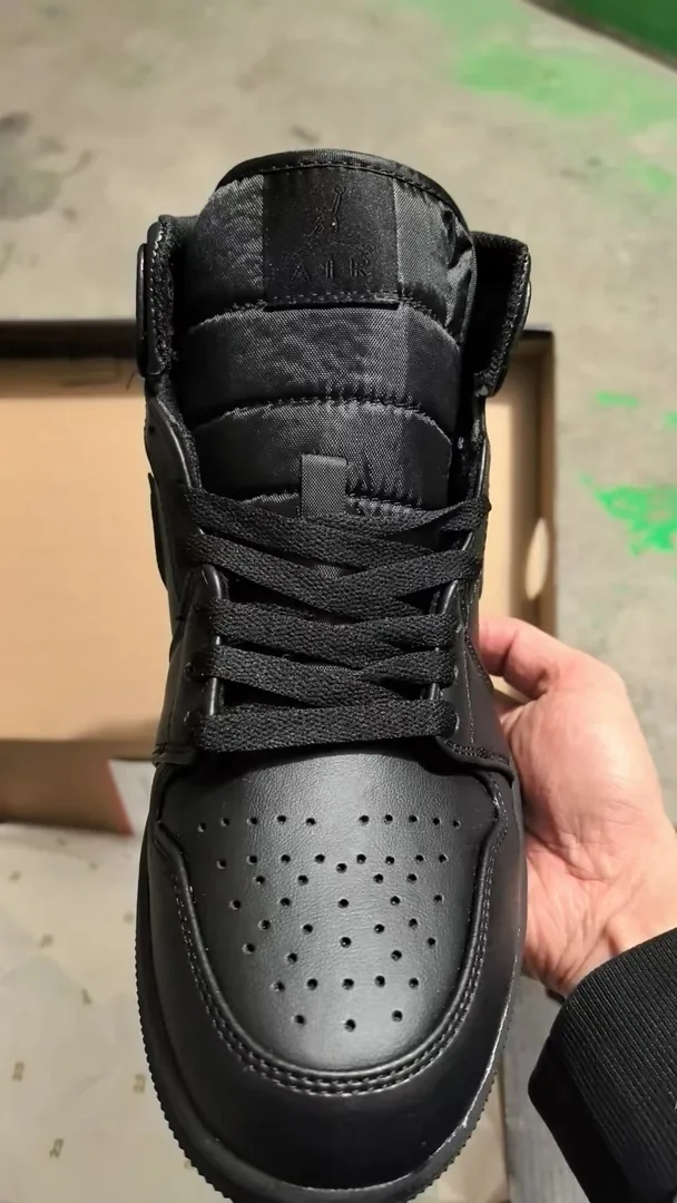 Black Air Jordan 1 Mid — photo 9