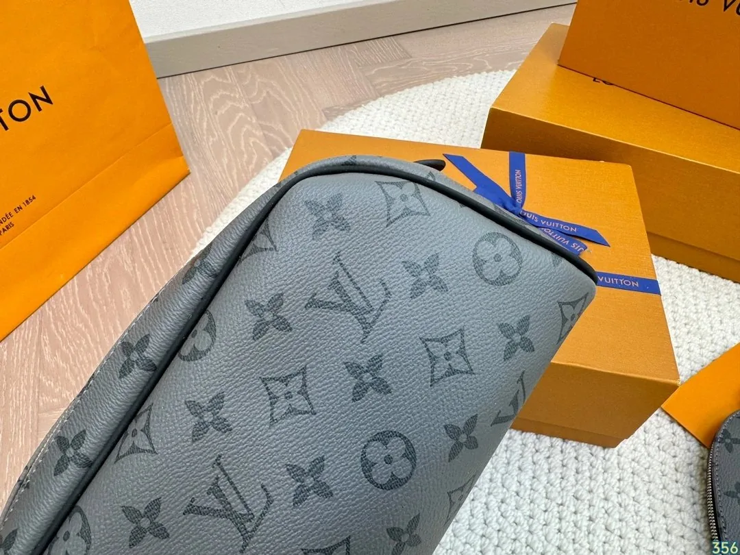 Louis Vuitton Locker Dopp Kit Toiletry Bag — photo 3