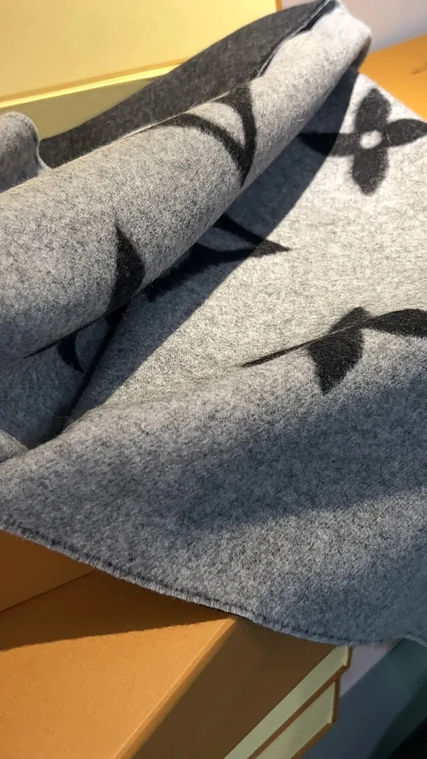 Wool Scarf — Photo 15