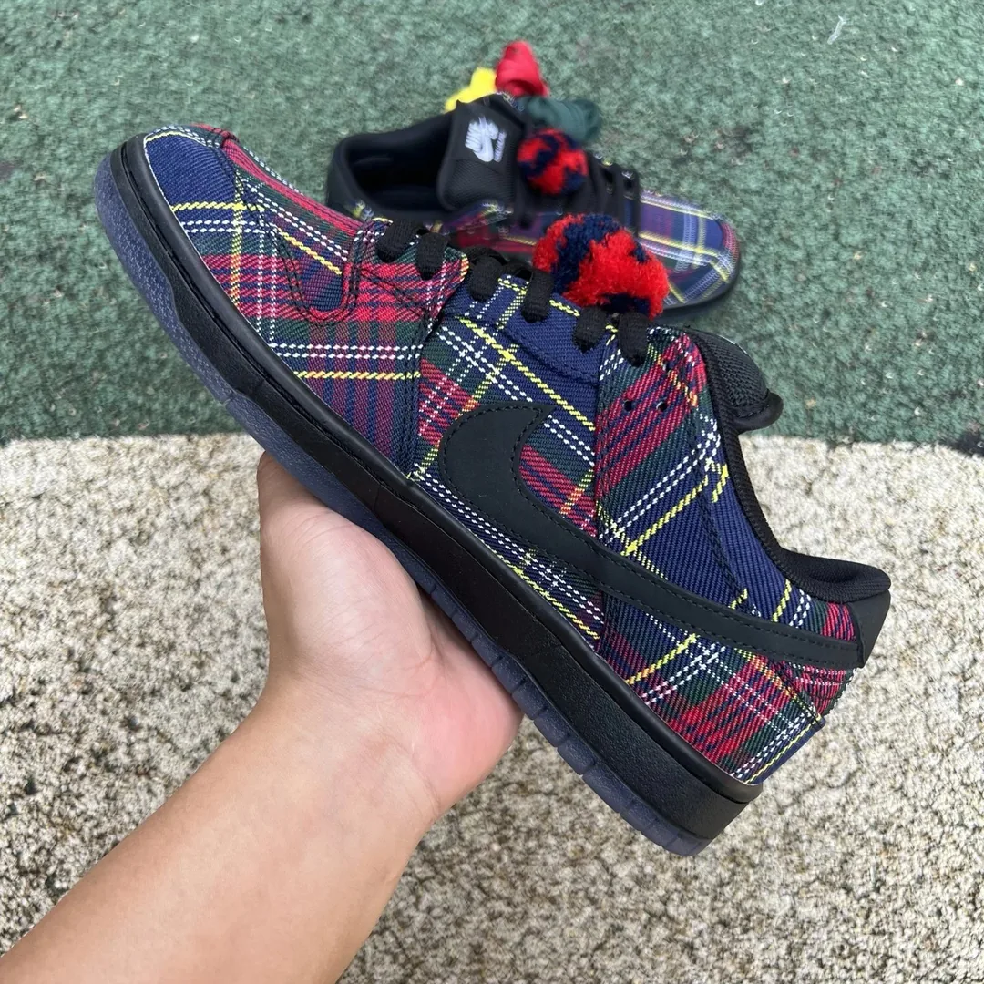 Nike Dunk Low SB Nardwuar Edition Sneakers — photo 4