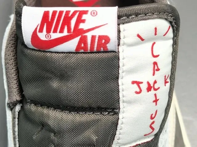 Jordan 1 Low Travis Scott Running Shoes — Photo 13