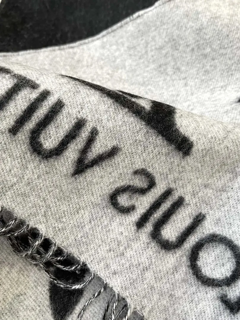 Wool Scarf — Photo 8