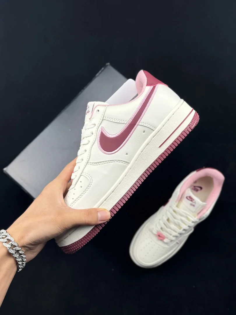 Air Jordan 1 Low Valentine — photo 3