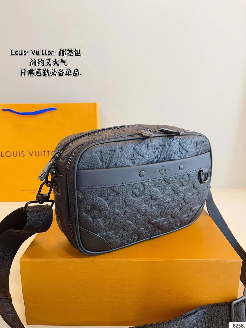 Louis Vuitton Leather Camera Bag — photo 5