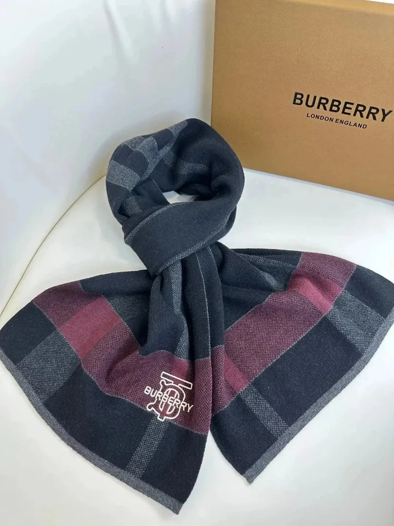 Double-Sided Cashmere Scarf — Photo 10