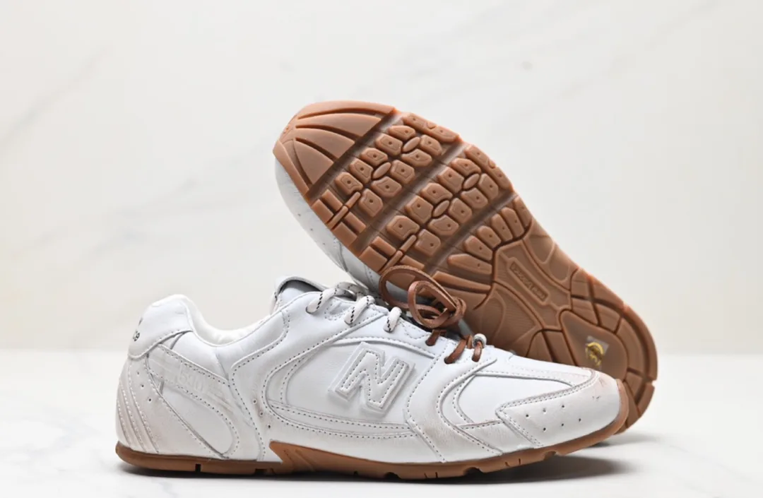 New Balance White Retro Jogging Shoes — Photo 10