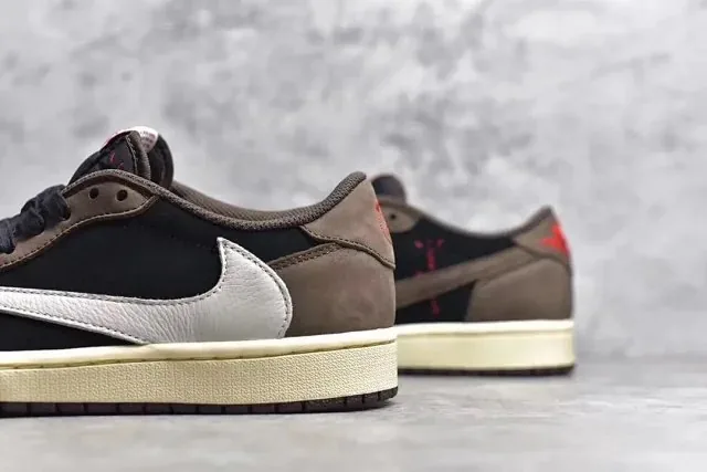 Jordan 1 Low Travis Scott Running Shoes — Photo 9
