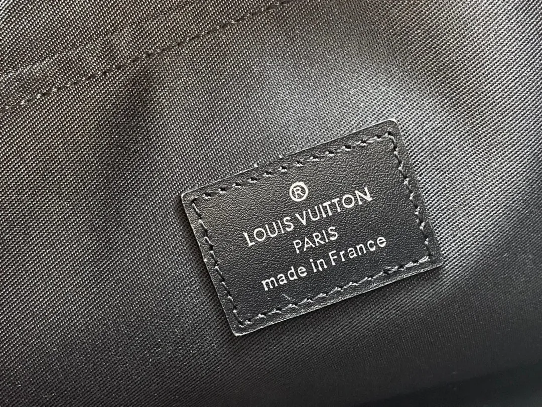 Louis Vuitton Leather Clutch — photo 8