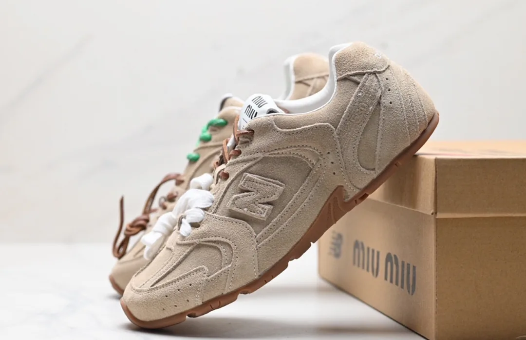 New Balance White Retro Jogging Shoes — Photo 5
