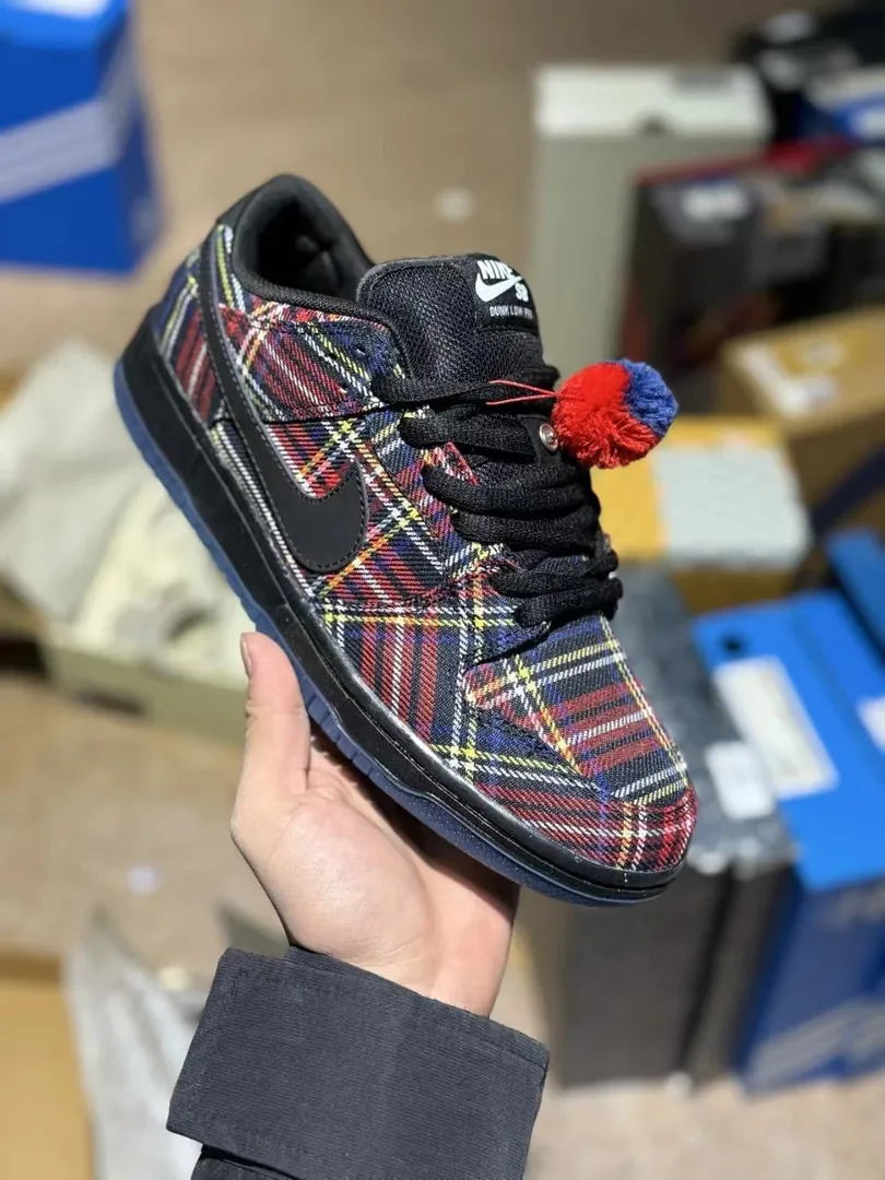 Nike Dunk Low SB Nardwuar Collaboration Sneakers — Photo 8
