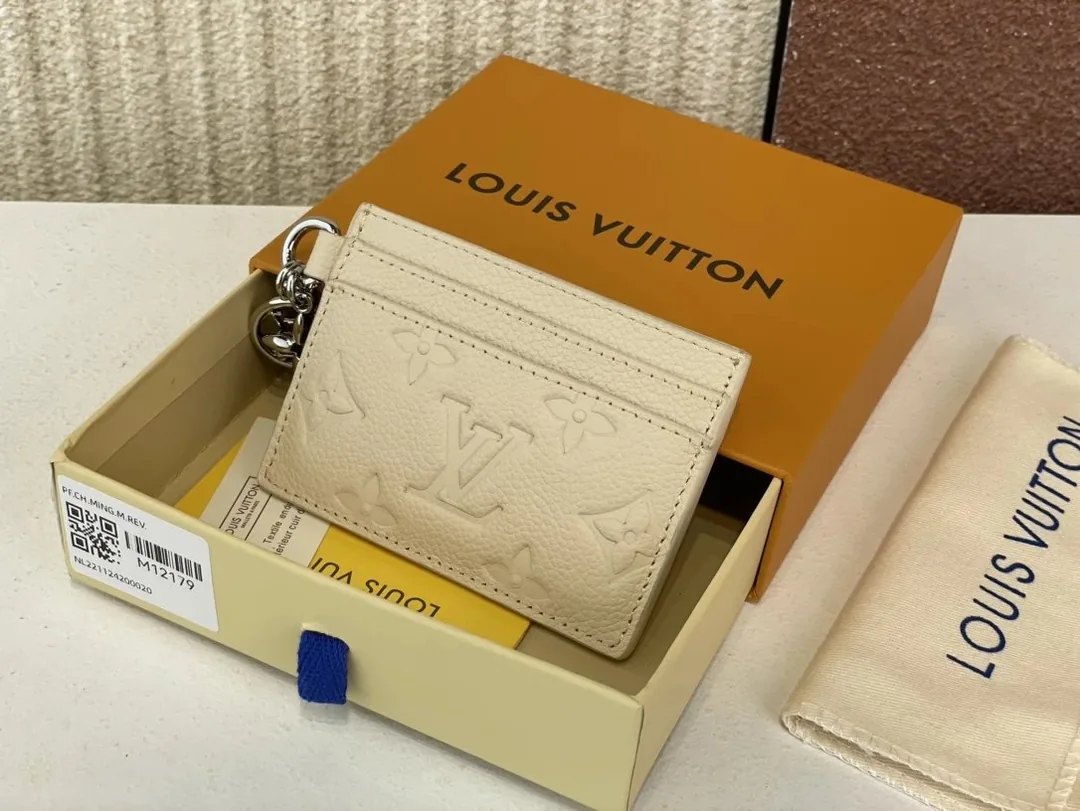 Louis Vuitton Leather Card Holder — Photo 15