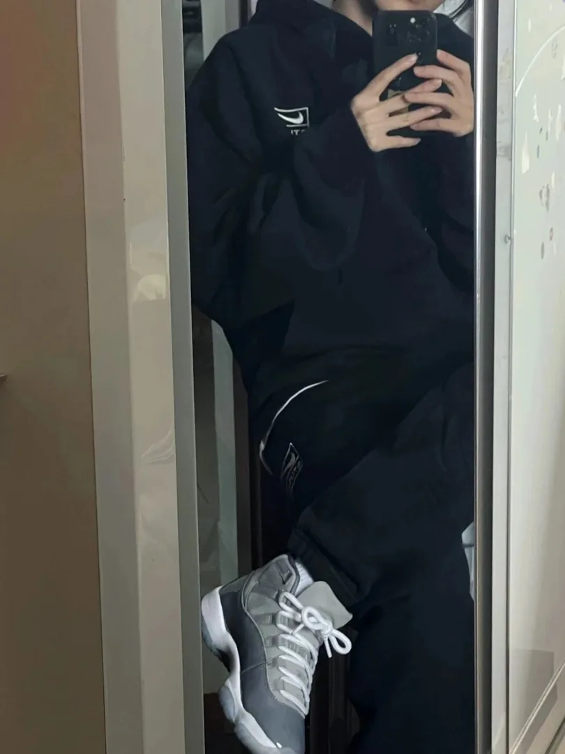 Two-Piece Tracksuit Set — Photo 6