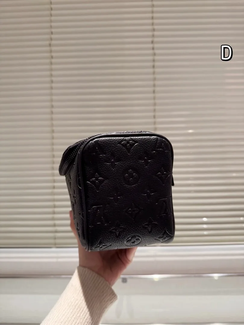 Louis Vuitton Cosmetic Pouch — photo 5
