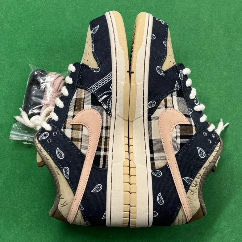 Nike SB Dunk Low Travis Scott Running Shoes — photo 2
