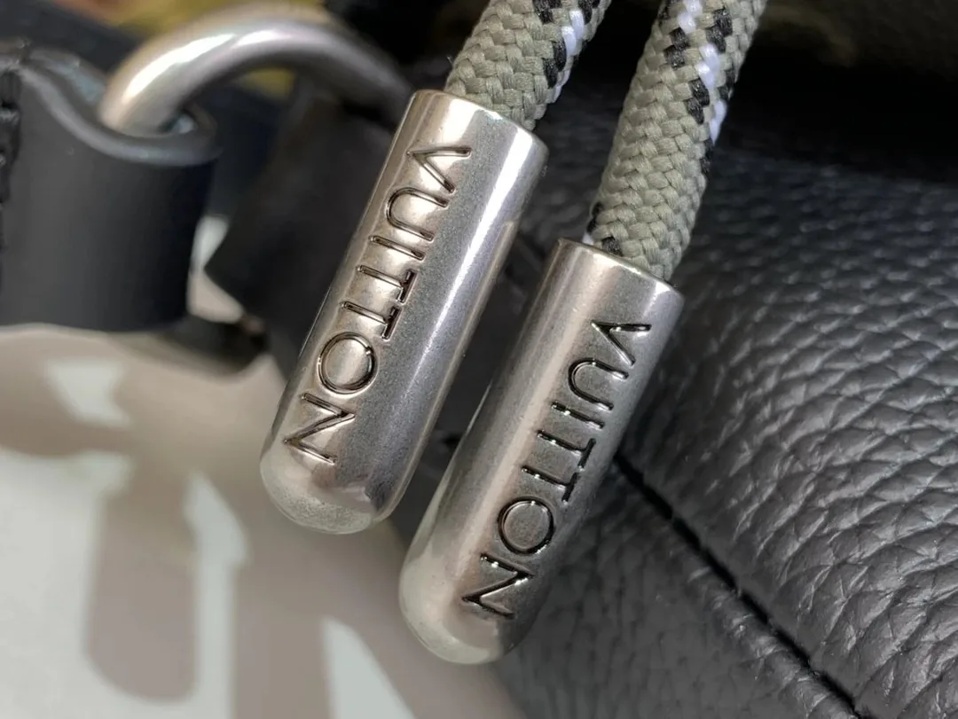 Louis Vuitton Leather Shoulder Bag — Photo 13