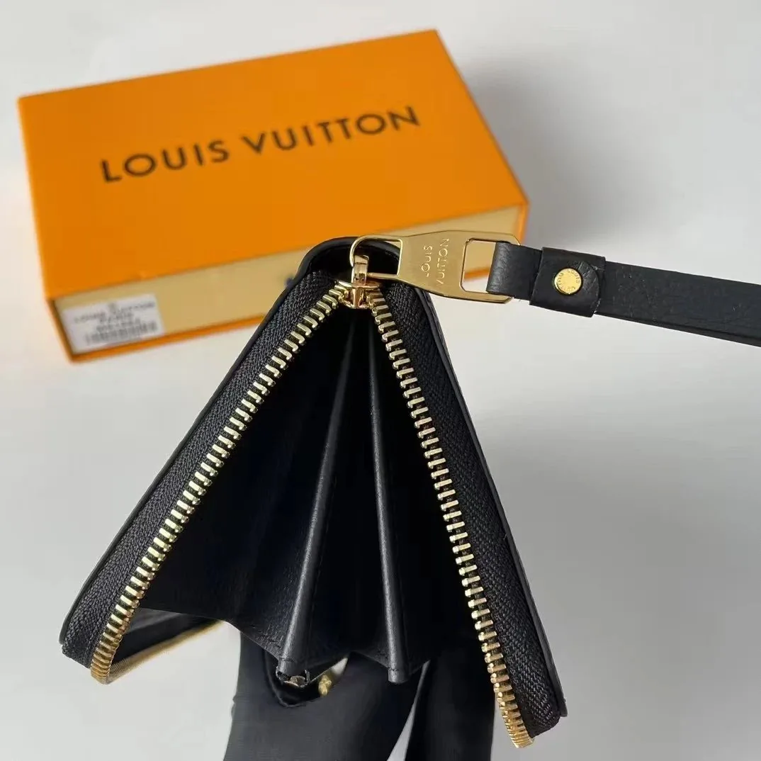 Louis Vuitton Leather Handbag — photo 3
