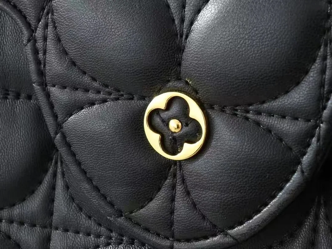 Louis Vuitton Leather Handbag — photo 9