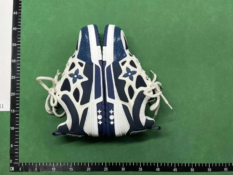 Louis Vuitton LV Trainer Grey Low-Top Runners — Photo 10