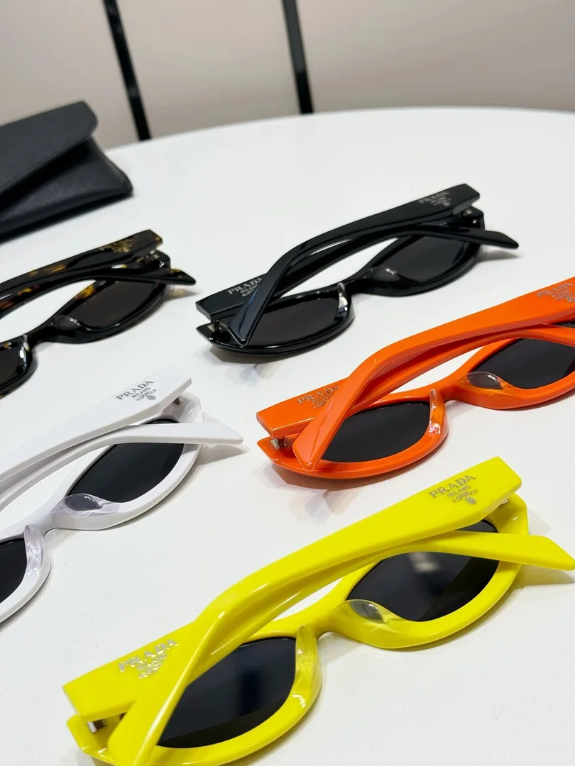 Prada Sunglasses SPR 26Z-F — Photo 8