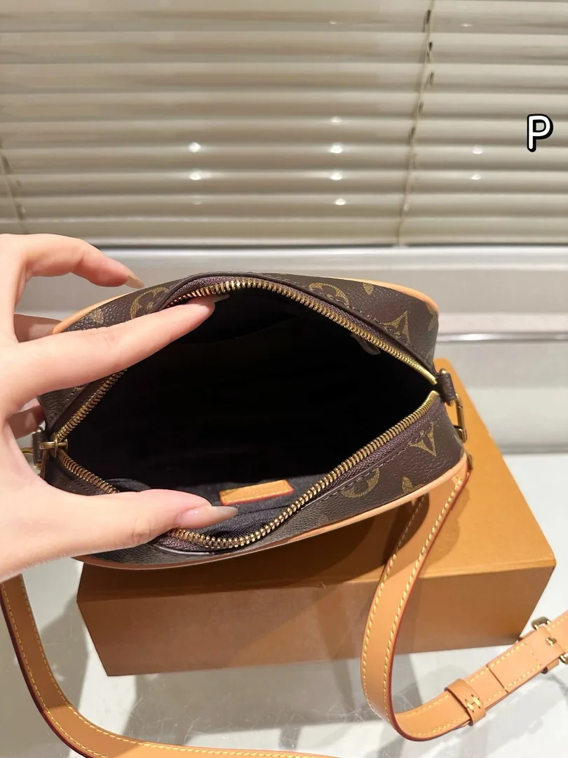 Louis Vuitton Leather Camera Bag — Zdjęcie 15