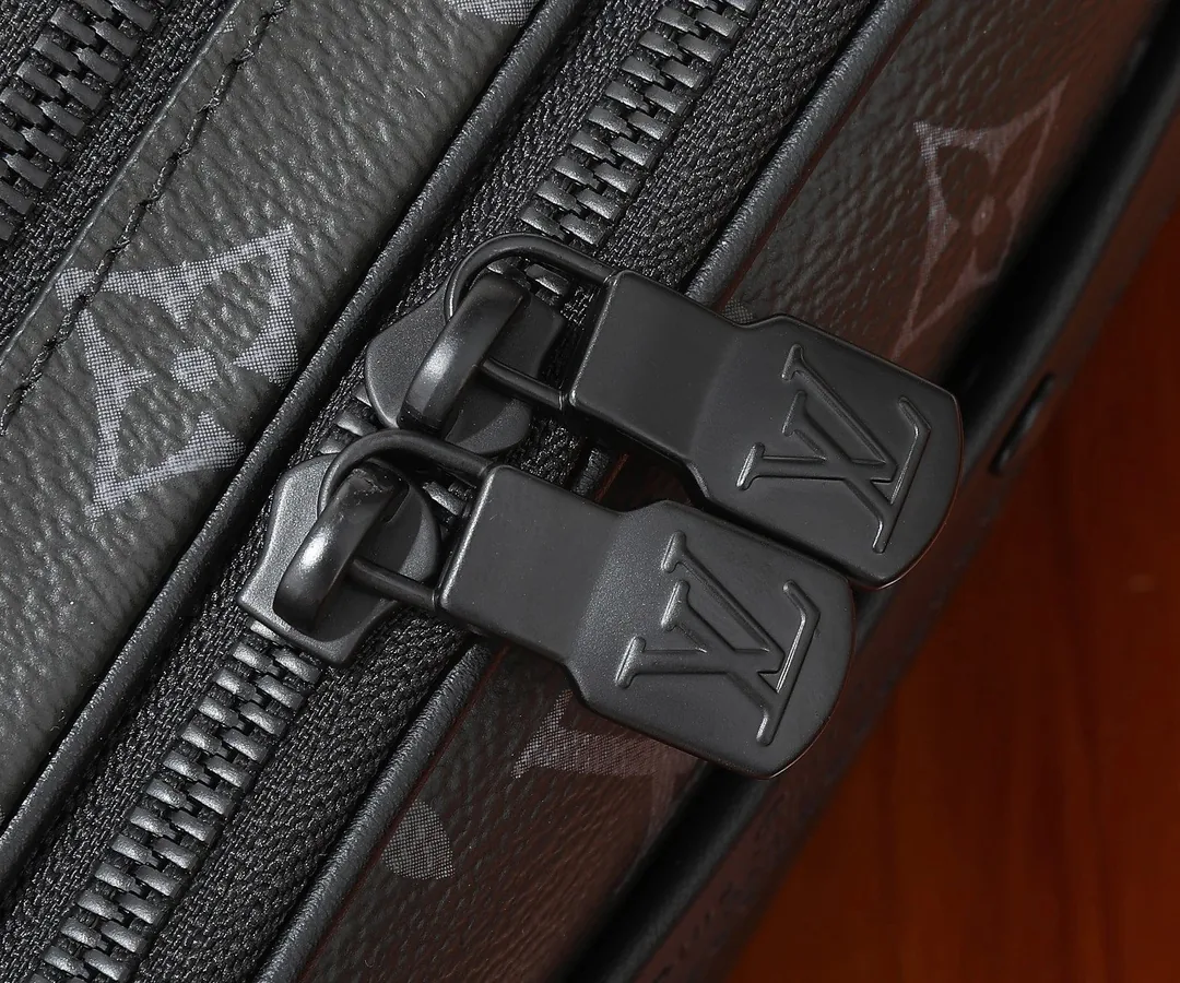 Louis Vuitton Alpha Messenger Bag — Photo 9