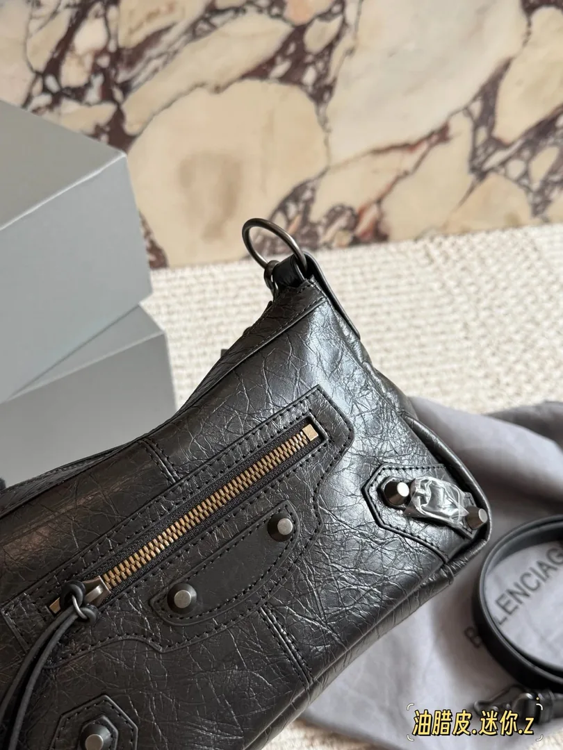 Balenciaga Waxed Leather City Bag — photo 9