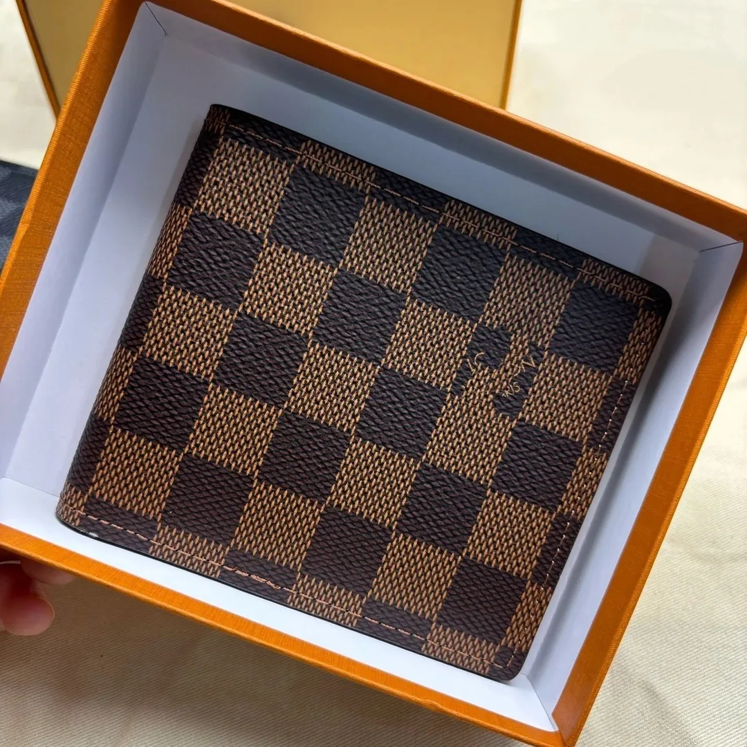 Louis Vuitton Leather Wallet — Photo 2
