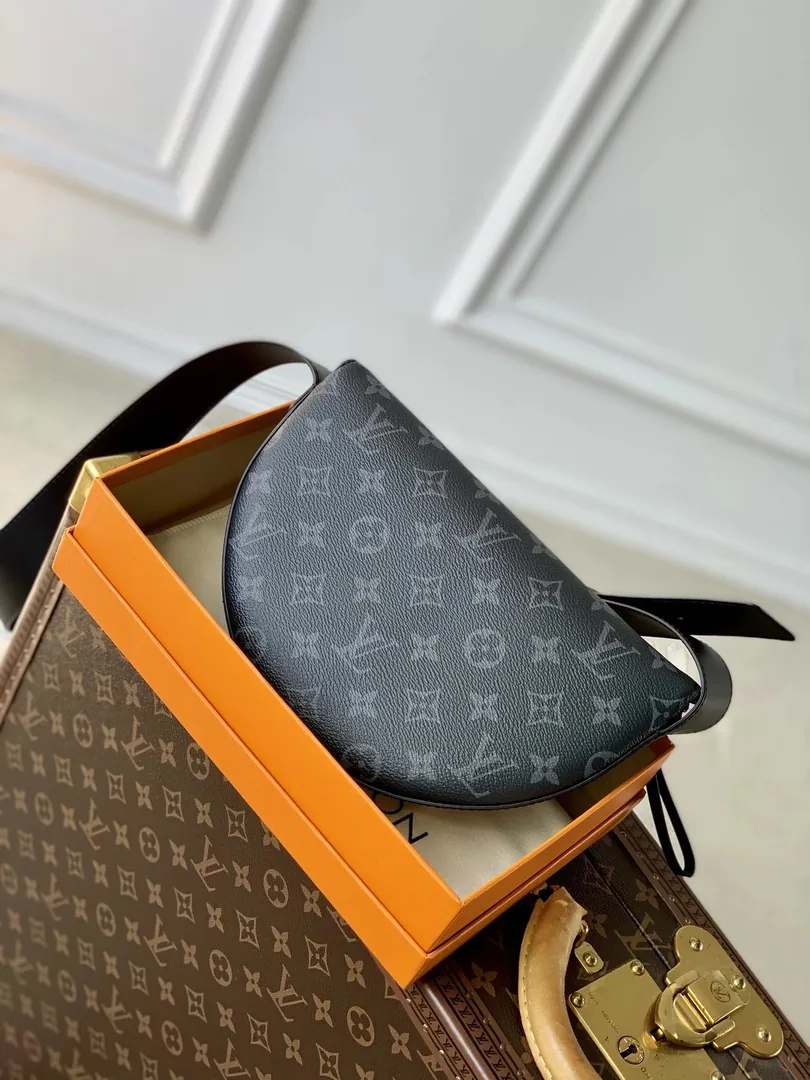 Louis Vuitton Moon Crossbody Bag — photo 5