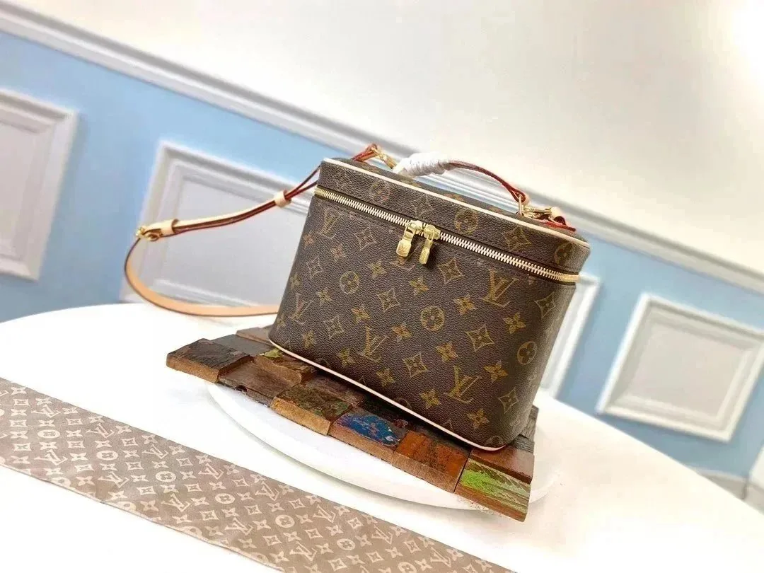 Retro Messenger Bag — QC