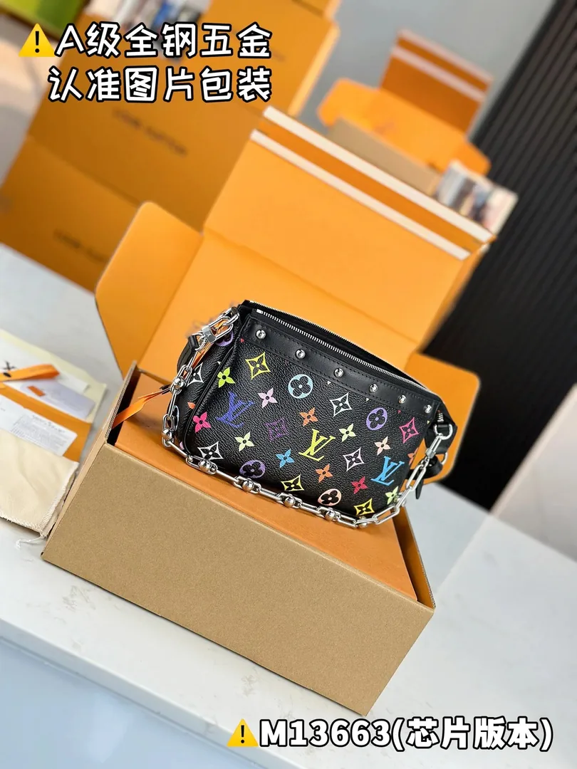 Louis Vuitton Pochette Bag — Zdjęcie 6