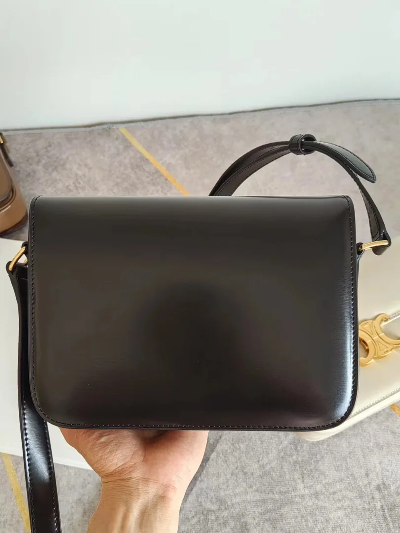 Chanel Leather Shoulder Bag — photo 7