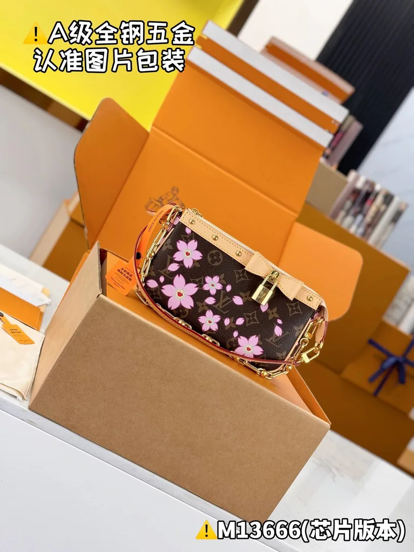 Louis Vuitton Pochette Bag — Zdjęcie 14