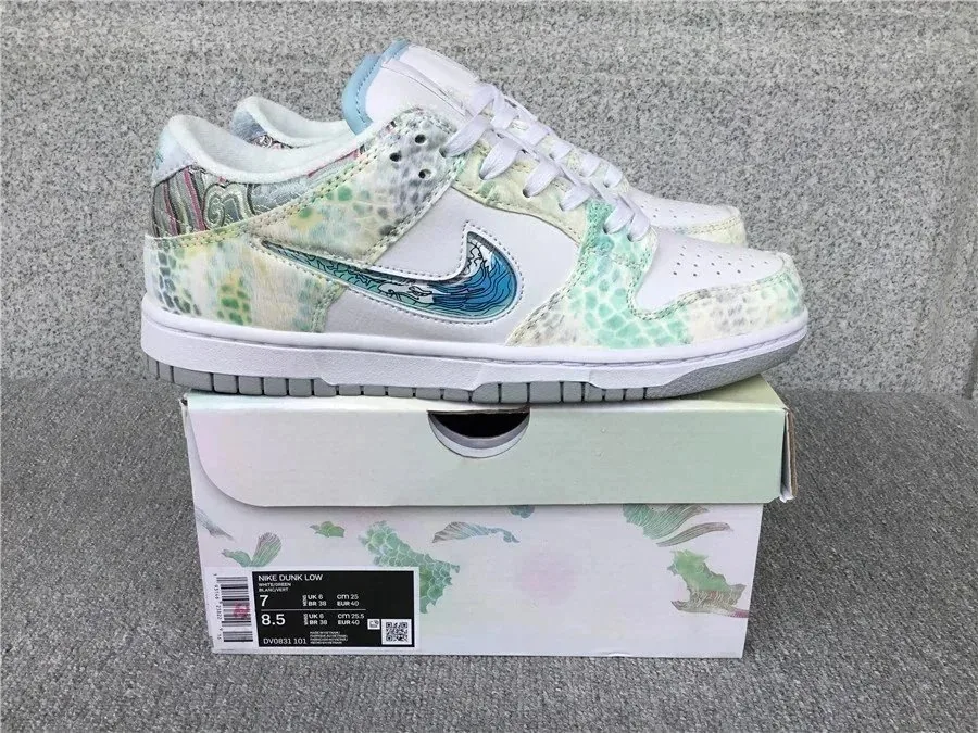 Nike SB Dunk Low Sneakers — Photo 2