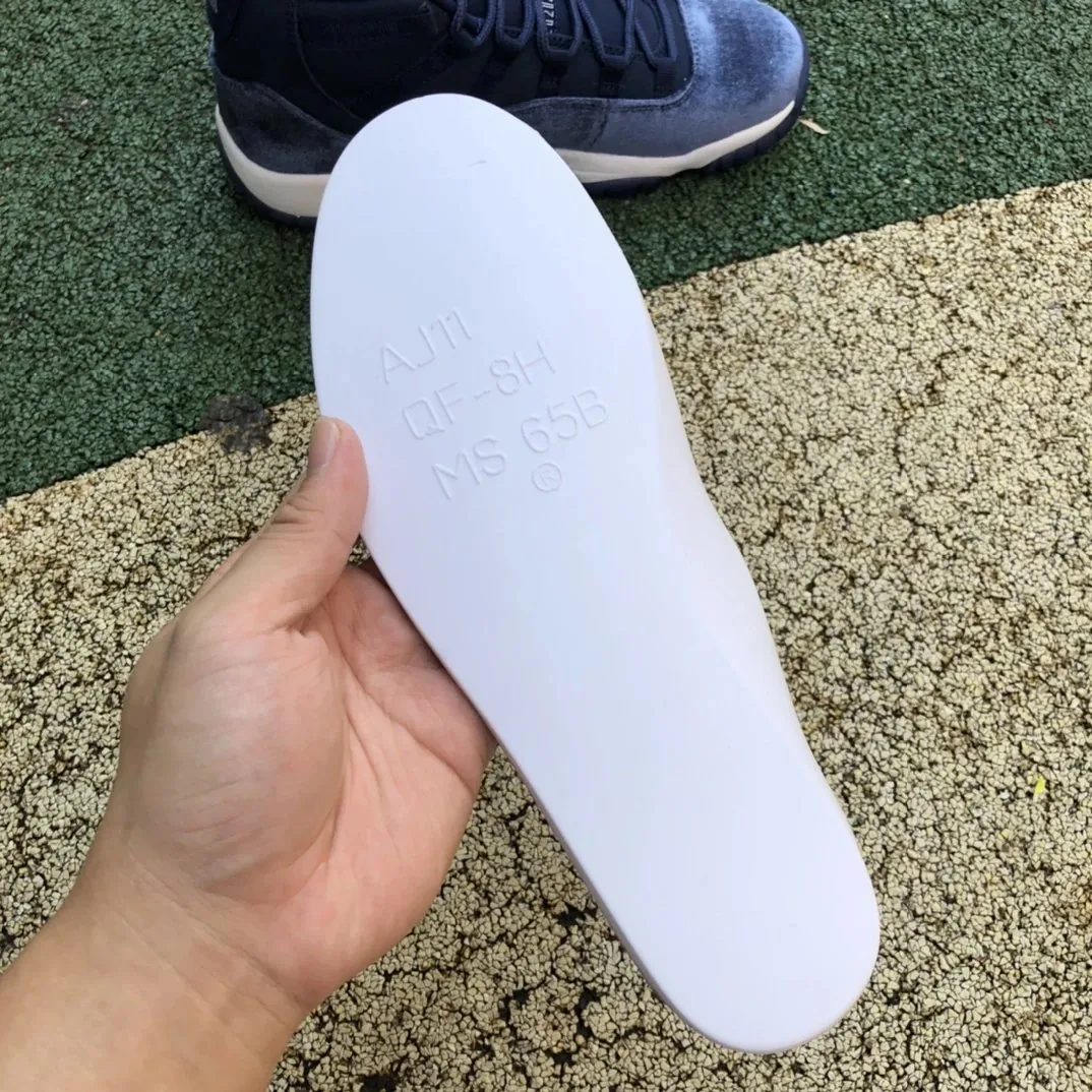 Air Jordan 11 Midnight Navy — Photo 12