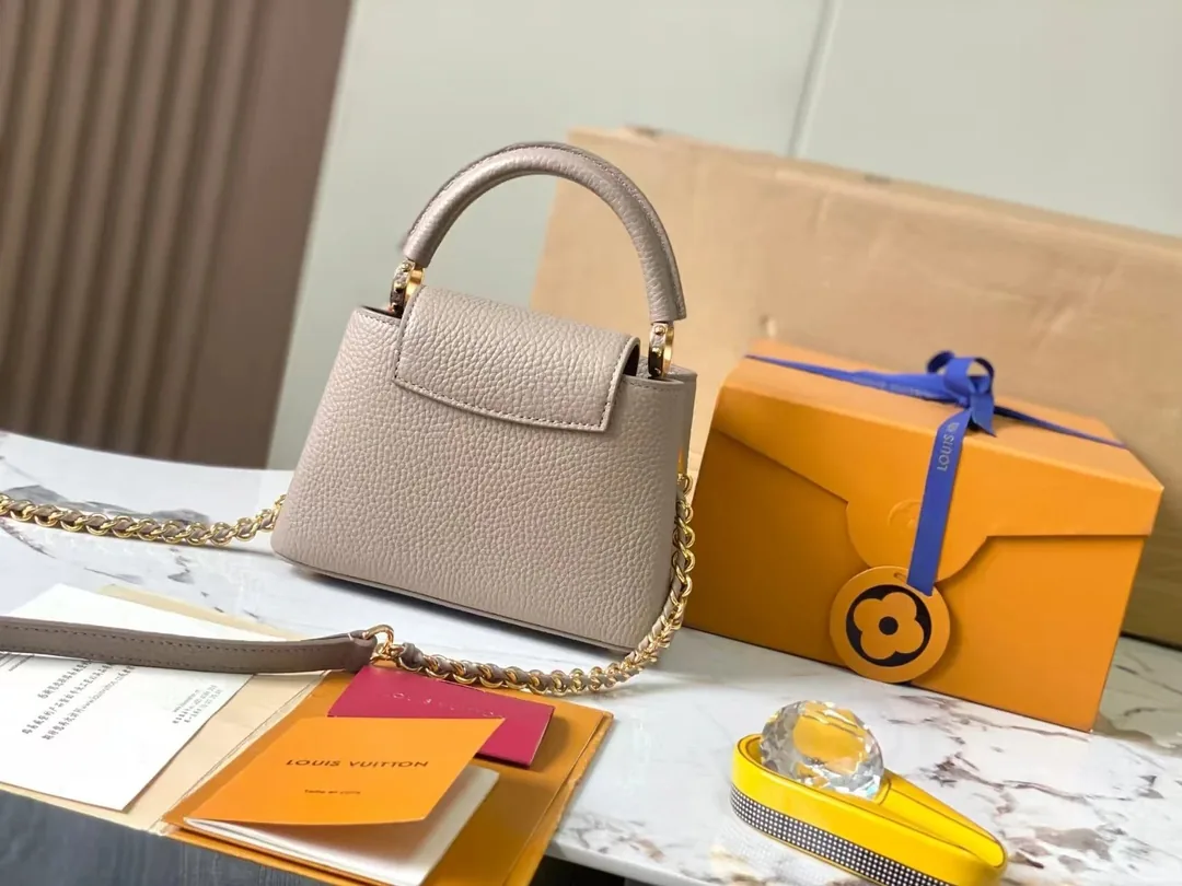 Louis Vuitton Leather Shoulder Bag — photo 12
