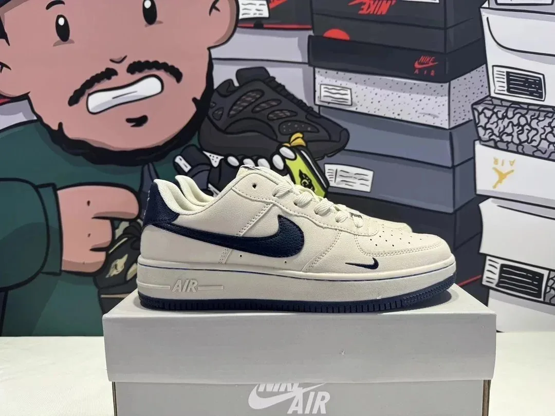 Black Nike Air Force Shoes — Photo 14
