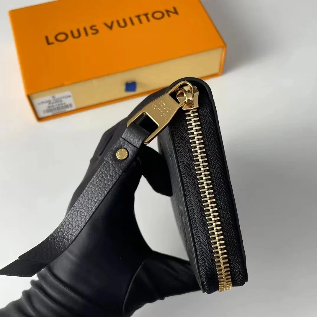 Louis Vuitton Leather Handbag — photo 9