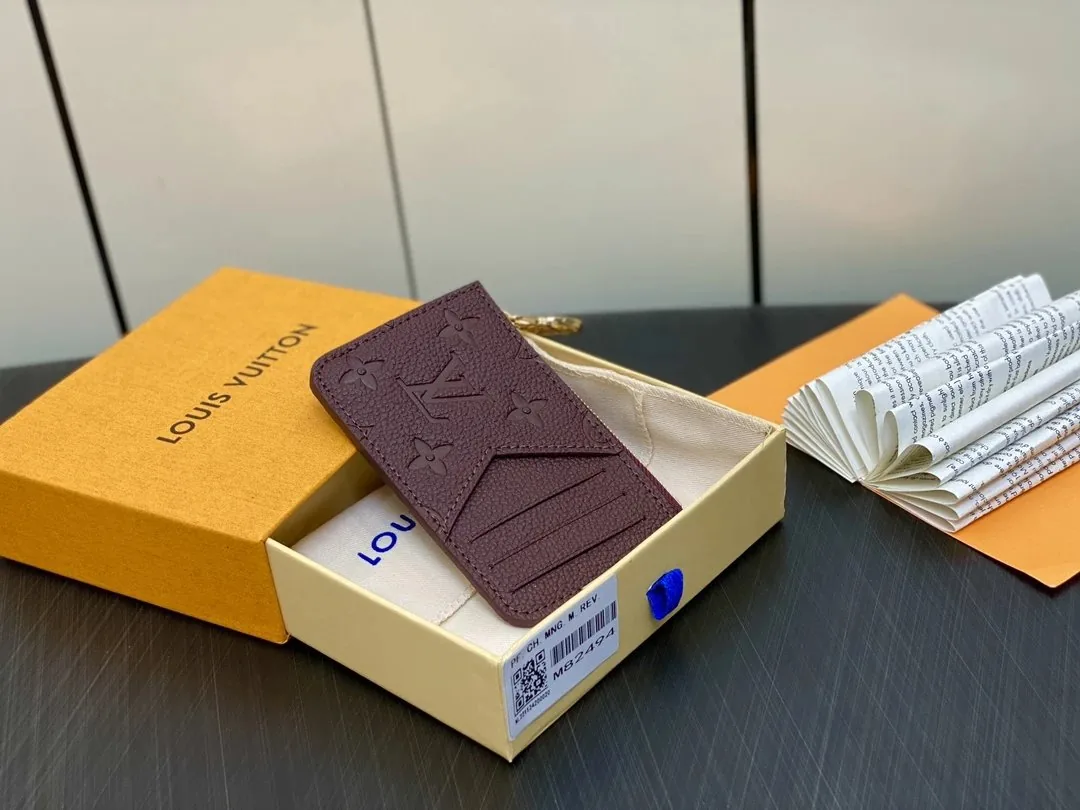 Louis Vuitton Leather Card Holder — Photo 6