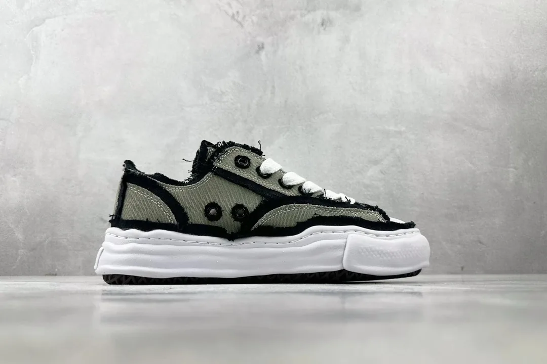 Maison Mihara Yasuhiro Grey Suede Low-Top Sneakers — Photo 2