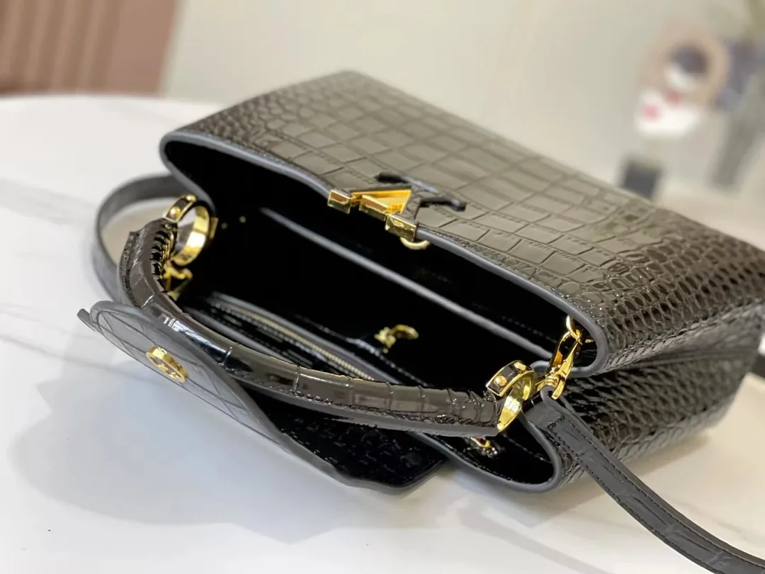 Louis Vuitton Leather Handbag — Photo 8