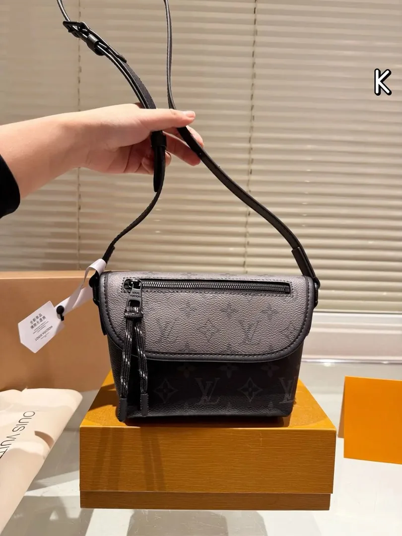 Louis Vuitton S Lock Leather Bag — Photo 13