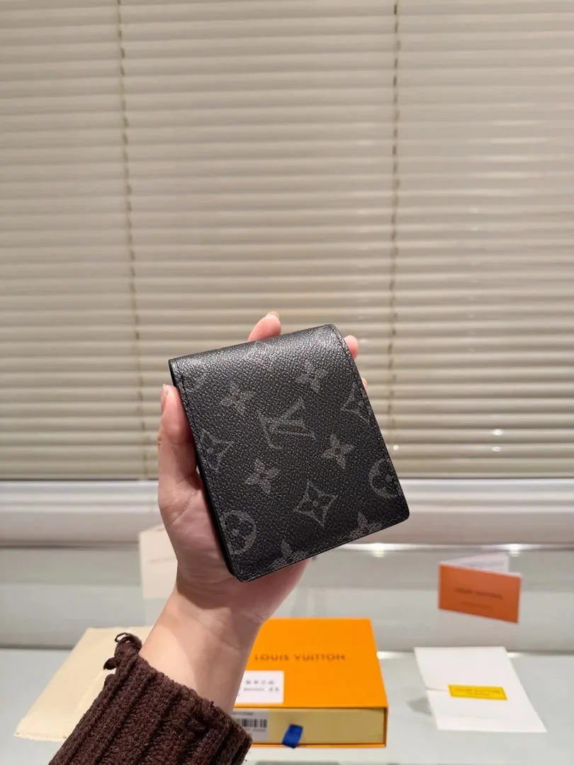 Louis Vuitton Leather Wallet — photo 6