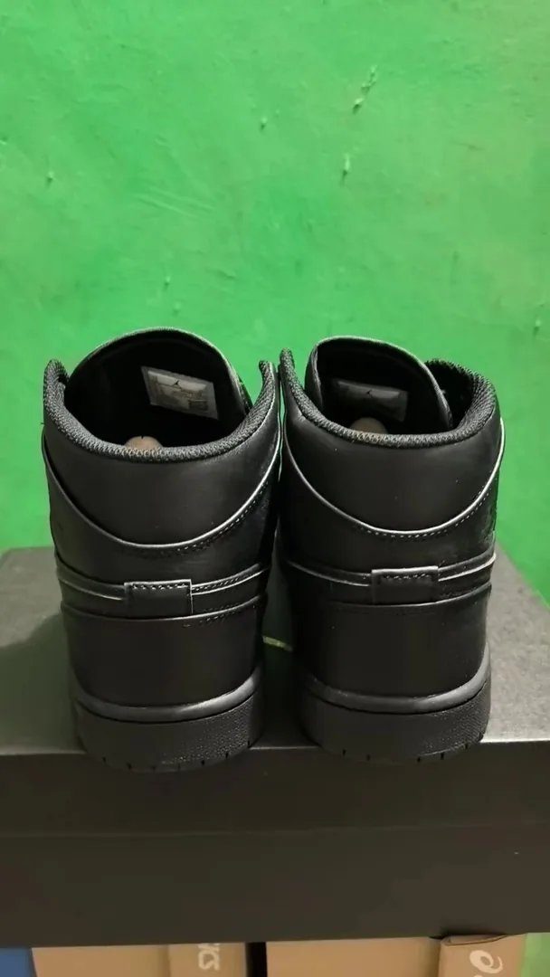 Black Air Jordan 1 Mid — Photo 14