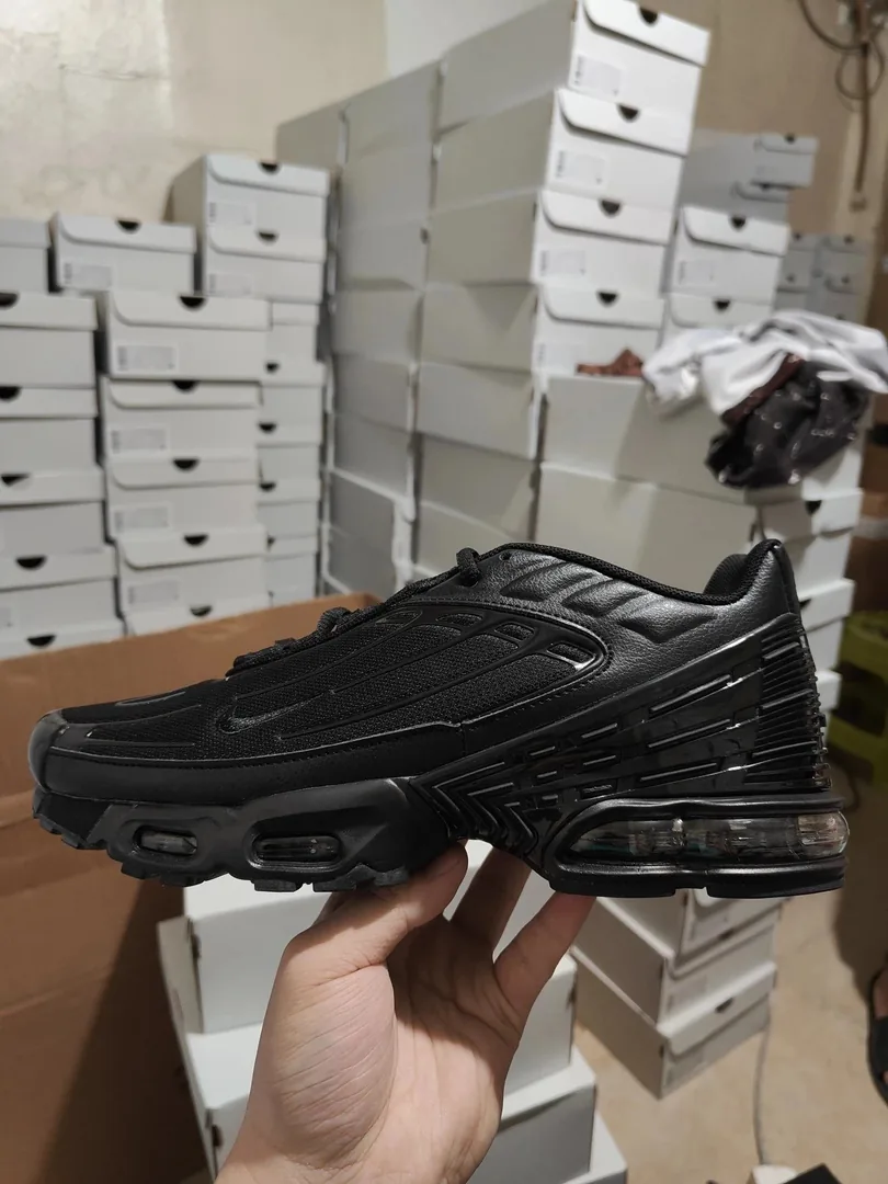 Black Nike Air Max Plus TN — Photo 10