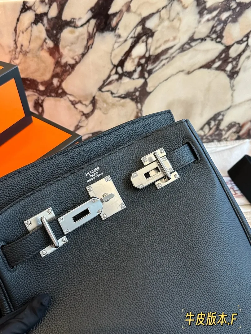 Hermes Leather Handbag — Photo 15