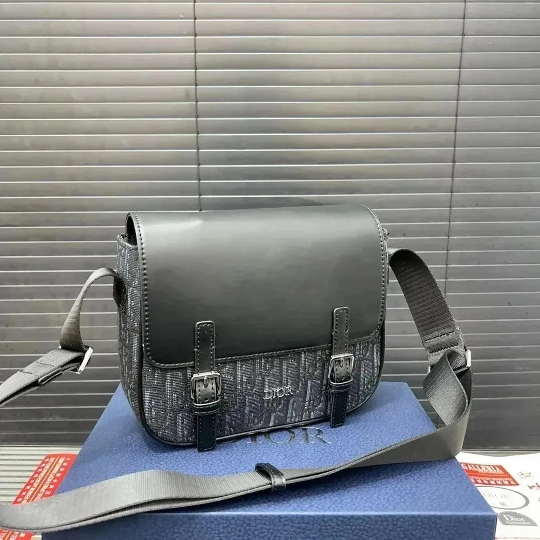 Small Square Camera Bag — Photo 12