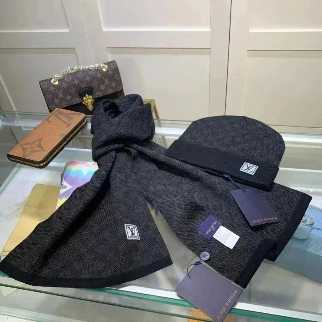 Louis Vuitton Damier Scarf and Beanie Set Blue — photo 5