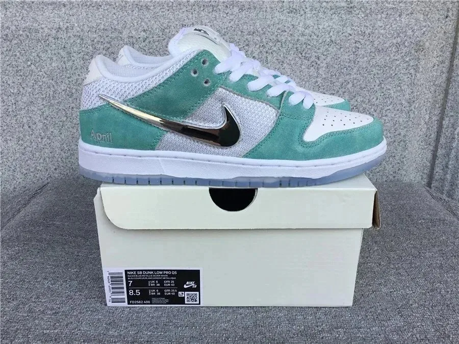 Nike SB Dunk Low Sneakers — Photo 12